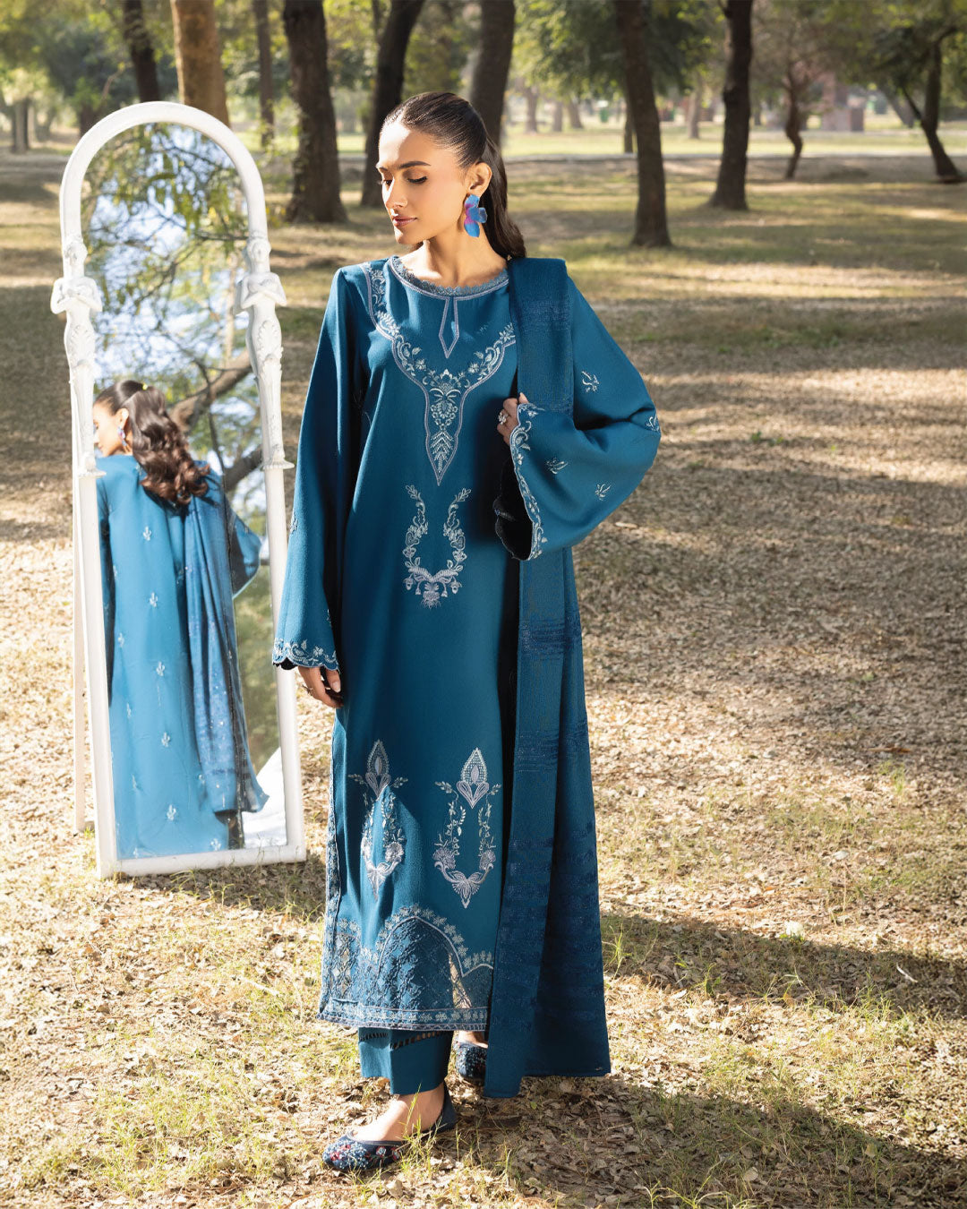 Shades of Joy by Nooré – Teal Blue / Peacock Blue