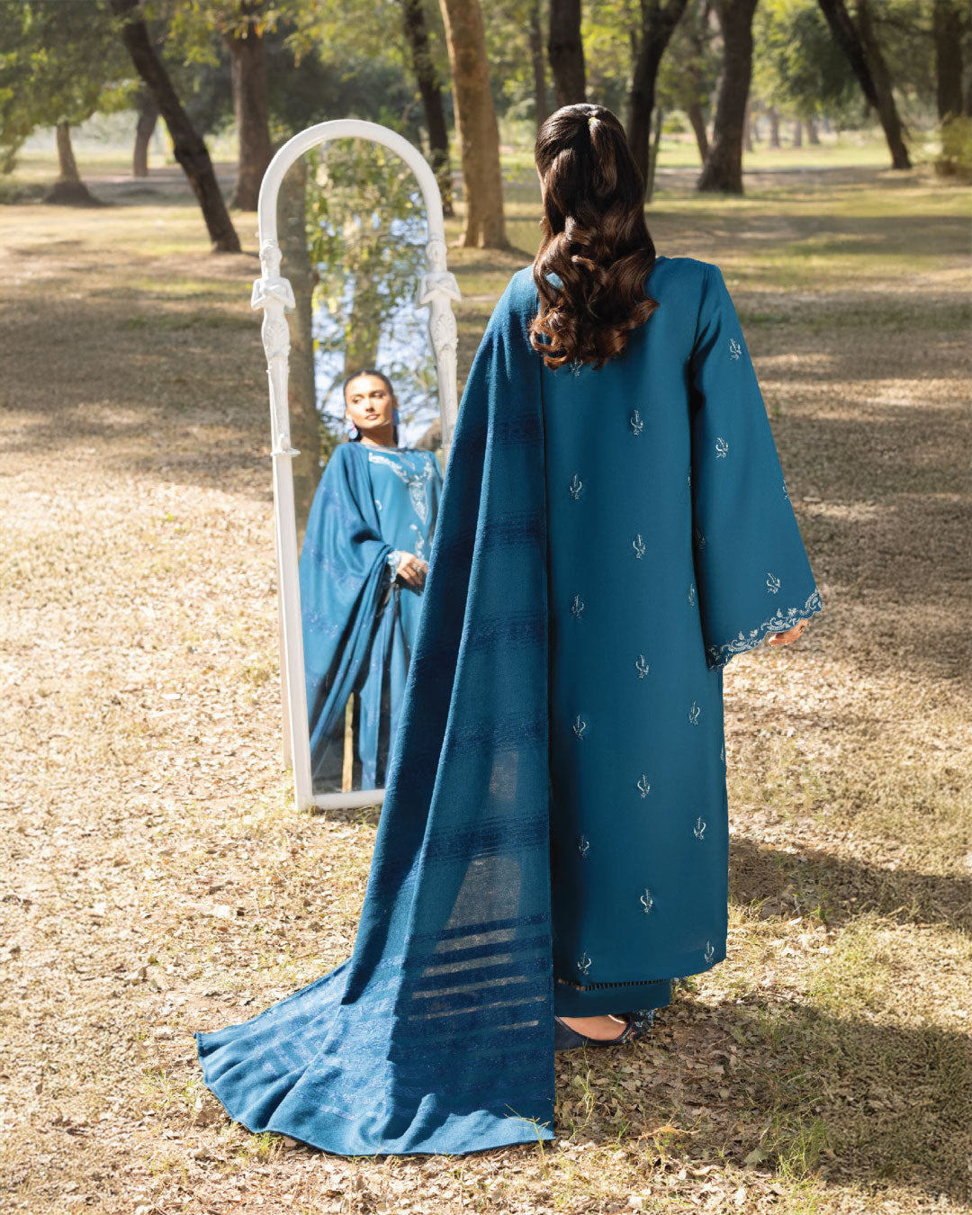 Shades of Joy by Nooré – Teal Blue / Peacock Blue