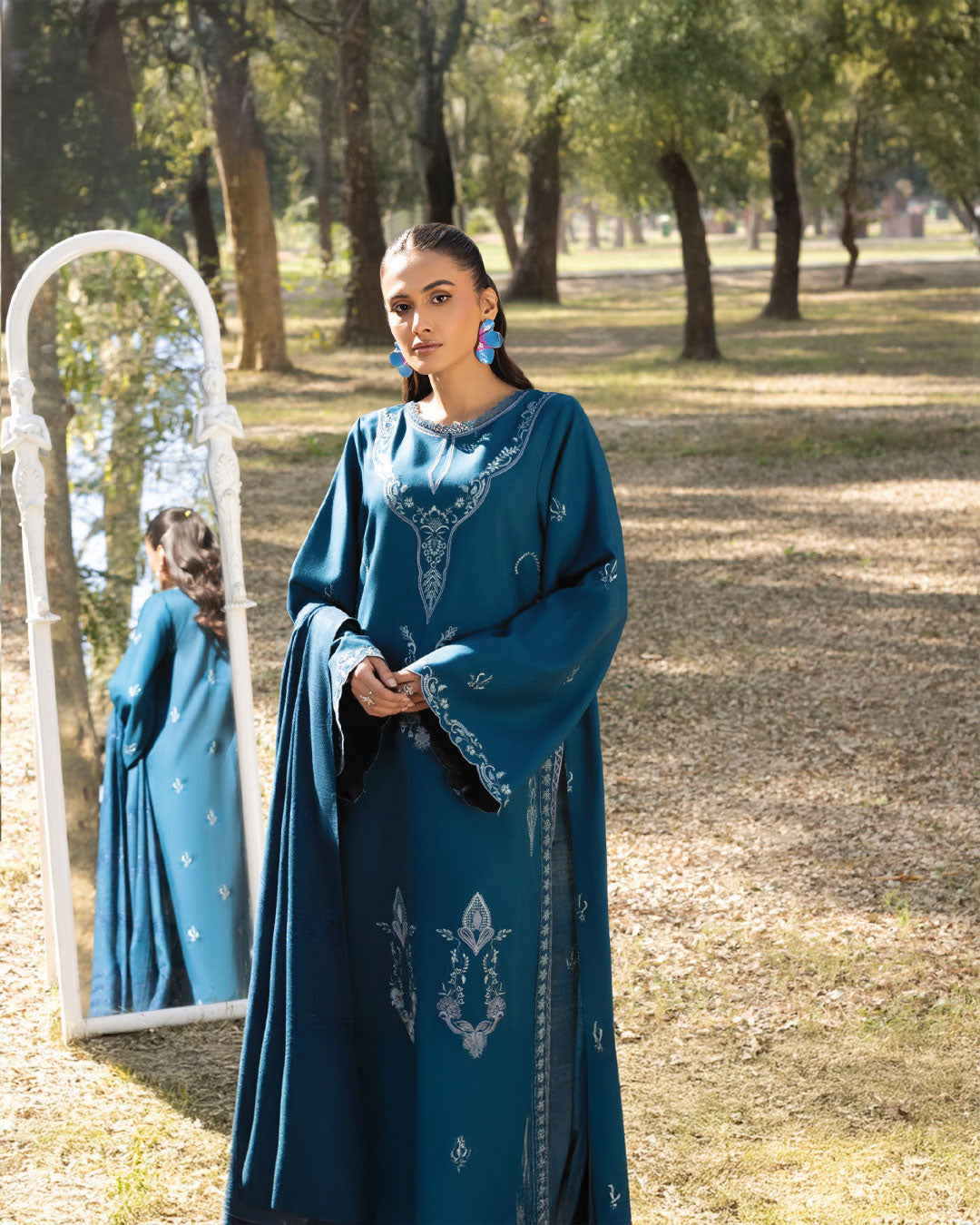 Shades of Joy by Nooré – Teal Blue / Peacock Blue